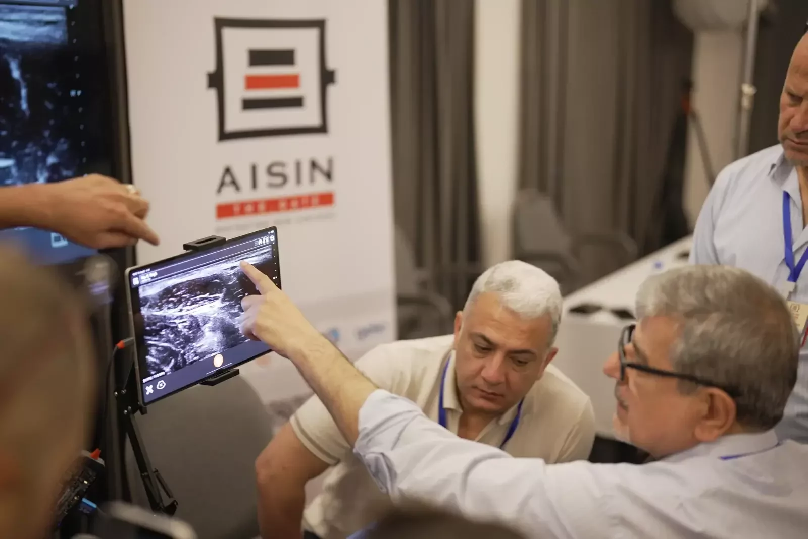 مراجعة صور السونار مع المشاركين في ورشة بوابة آيسن / Reviewing ultrasound images with participants at an ATG workshop