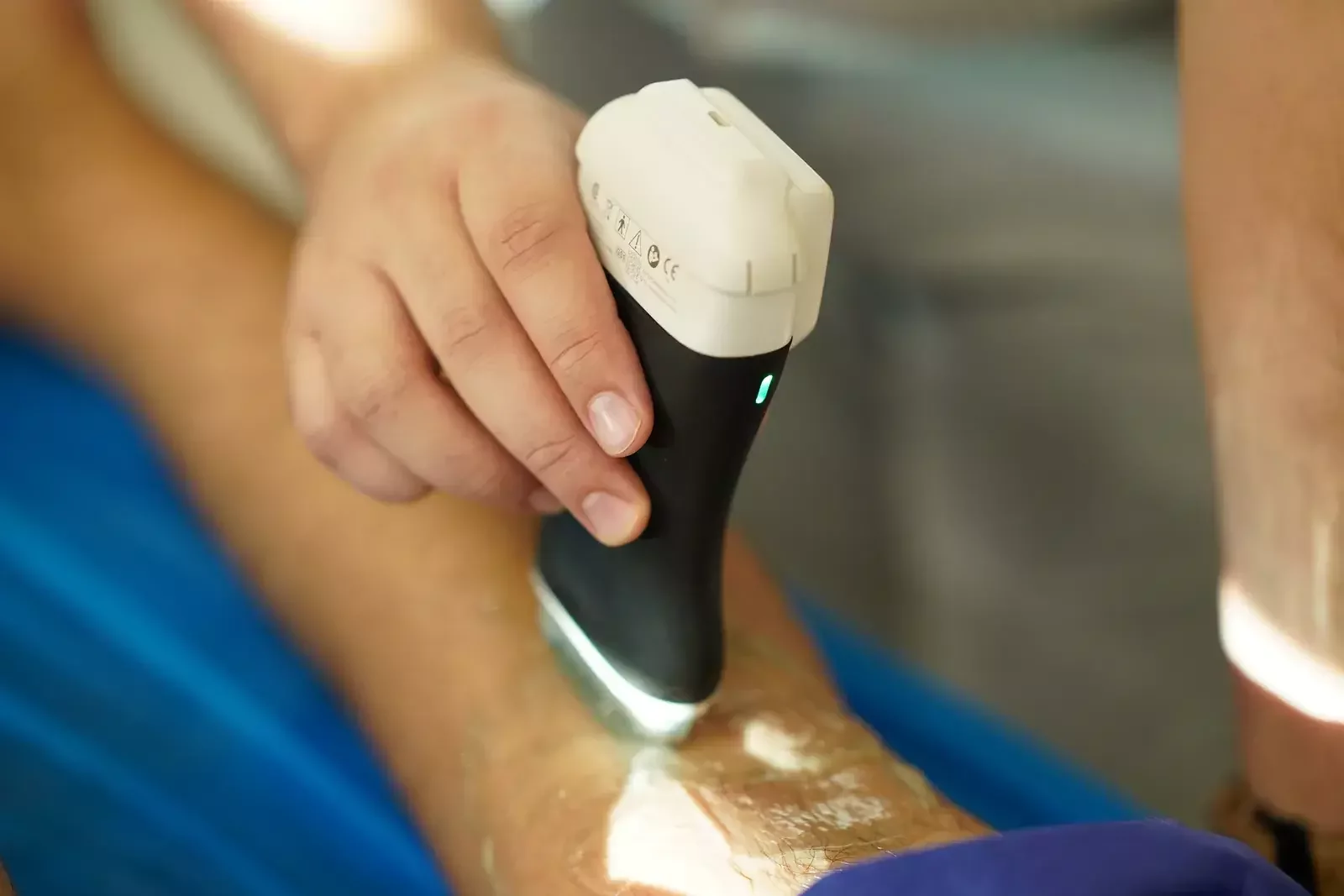 لقطة مقرّبة لمسبار محمول أثناء الفحص / Close-up of a handheld probe during a scan